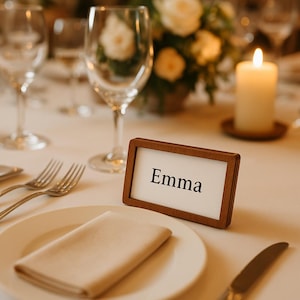 Mini plaque avec texte personnalisé, cadres en bois rustiques, supports pour numéros de table de mariage, enseigne en bois encadrée par message personnalisé.