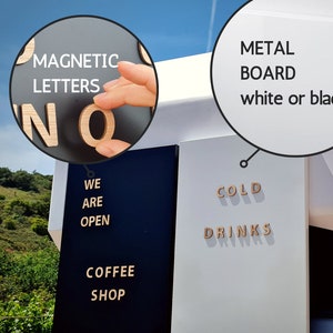 Conjunto de sinalização - placa de metal e letras magnéticas de madeira. Placa de letras para uso como: cardápio de cafeteria, cardápio de bar de casamento ou placa de bar.