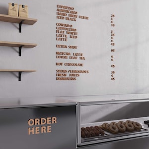 Lettres en bois adhésives pour les menus muraux dans les cafés et les boulangeries et autres panneaux de navigation. Panneau de commande et de ramassage.