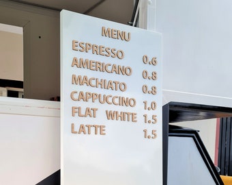 Menú de pared. Tablero de menú blanco. Tablero de menú metálico fácilmente intercambiable con letras de madera sobre imanes. Para cafeterías, bares y panaderías.