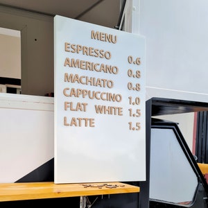 Cardápio de parede. Painel de cardápio branco. Painel de cardápio de metal facilmente trocável com letras de madeira em ímãs. Para cafeterias, bares e padarias.