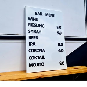 Wechselbares Menü für den Gebrauch wie: Hochzeitsbar-Speisekarte oder Barschild. Metall Magnettafel und Holzbuchstabenset. Erstellen Sie einfach austauschbare Zeichen.