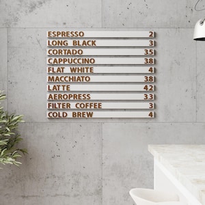 Juego de menús de pared para cafetería. Menú fácilmente modificable con barras metálicas y letras de madera magnéticas. Menú sobre raíl metálico.
