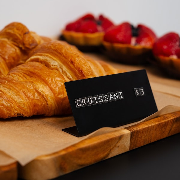 Étiquettes de prix en métal noir avec lettres magnétiques interchangeables pour boulangeries, cafés et produits faits main. Panneaux de comptoir - Lot de 12.