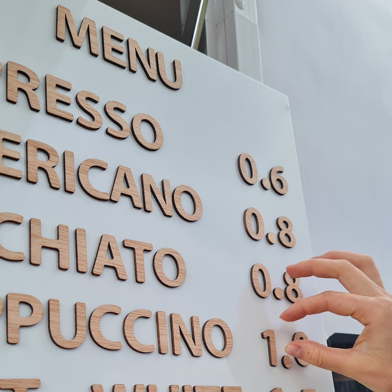 Menu mural. Tableau de menu blanc. Tableau de menu en métal facilement remplaçable avec des lettres en bois sur des aimants. Pour les cafés, les bars et les boulangeries. image 9