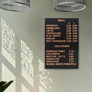 Cardápio para cafeterias. Painel de cardápio montado na parede com letras de madeira em ímãs. Conjunto personalizável para uma exibição elegante. Cardápio de padaria perfeito.