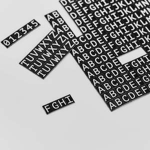 Mini set di lettere e numeri magnetici per decorazioni nuziali: cartelli personalizzati per matrimoni, planimetrie dei posti a sedere facili da aggiornare, numeri dei tavoli.