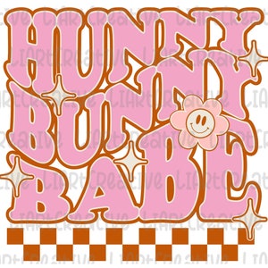 Może przedstawiać: Grafika w stylu retro z napisem "HUNNY BUNNY BABE" w różowych i brązowych literach. Projekt zawiera uśmiechnięty kwiat, gwiazdki i brązowo-białą szachownicę na dole.