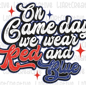 Puede incluir: Diseño gráfico con el texto "On Game Day We Wear Red and Blue" en una fuente estilizada. El texto está delineado en blanco y negro, con detalles en rojo y azul y formas de estrella.