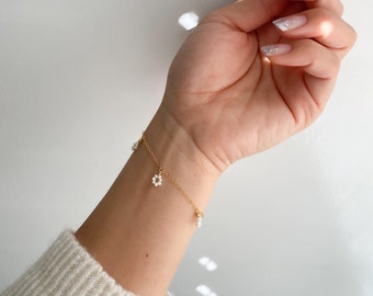 Daisy Flower Bracelet, Pearl Flower Bracelet, Beaded Flower Bracelet, Ultra Tiny Freshwater Pearl Bracelet, Delicate Bracelet