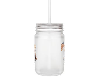 Chica vintage sosteniendo un tarro de cristal con la bandera estadounidense / Vaso térmico patriótico para bebidas de verano