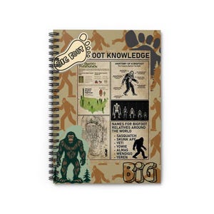 Puede incluir: Cuaderno con espiral con temática de Bigfoot. La portada presenta ilustraciones de Bigfoot, huellas y texto que incluye "Big Foot Phenomenon" y "Bigfoot Knowledge". El cuaderno tiene un fondo beige con detalles marrones y encuadernación en espiral negra.