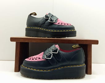 Zapatos tipo creepers Lazy Oaf de la colaboración con Dr. Martens con corazones negros y rosas. Talla EUR 37 / UK 4.