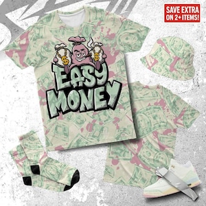 Könnte beinhalten: Eine Kollektion von Bekleidung und Accessoires mit einem Geld-Thema. Enthält ein T-Shirt mit dem Text "EASY MONEY" und einer Cartoon-Figur, einen Fischerhut, Socken und Turnschuhe. Die Artikel haben ein Dollarnotenmuster mit rosa Akzenten.
