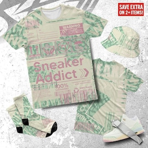 Könnte beinhalten: Eine Kollektion von Bekleidung und Accessoires mit Sneaker-Motiv. Enthält ein T-Shirt, einen Fischerhut, Socken und ein Paar Turnschuhe. Die Artikel zeigen ein grünes und rosa Design mit dem Text "Sneaker Addict" und "100% Sustainable".