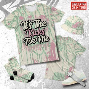 Könnte beinhalten: Eine Kollektion von Bekleidung mit einem cremefarbenen, rosa und grünen Spritzmuster. Enthält ein T-Shirt mit dem Text "It's The Kicks For Me", einen Fischerhut, ein kurzärmeliges Hemd, Socken und Turnschuhe.