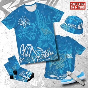Könnte beinhalten: Eine Kollektion blauer Bekleidung mit einem sich wiederholenden Engel- und Kreuz-Design. Enthält ein T-Shirt, einen Fischerhut, Socken und Turnschuhe. Das T-Shirt hat das Wort "GOODS" in weißer Graffiti-Schrift. Die Turnschuhe sind weiß und blau.