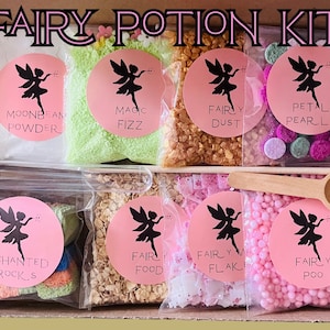 Peut inclure: Un kit de potions de fées avec divers ingrédients dans des sachets transparents : Poudre de Moonbean, Magic Fizz, Poussière de fée, Perles de pétales, Roches enchantées, Nourriture de fée, Flocons de fée et Poo de fée. Une cuillère en bois et une fiole en verre sont incluses.