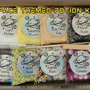 Zestaw do robienia mikstur o tematyce kosmicznej, Zestaw do robienia mikstur, Zestaw do robienia mikstur dla dzieci, Zabawa sensoryczna, Zabawa naturalna, Robienie mikstur, Zabawa na świeżym powietrzu, STEM, Wczesne lata
