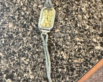 Montre-bracelet BULOVA pour femme vintage des années 70, cadran orné, ton argent RARE