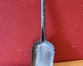 Pala de metal rústica vintage para cenizas y carbón de chimenea, 45 cm de largo.