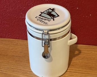 BOÎTE À CAFÉ CARIBOU Récipient de rangement avec couvercle à loquet de 8 po. de haut
