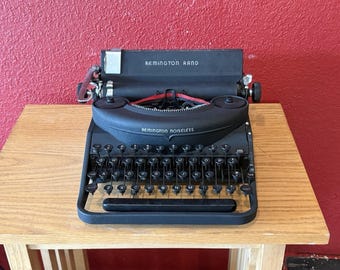 Máquina de escribir portátil Remington antigua y silenciosa, circa 1932.