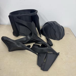 Puede incluir: Un conjunto de piezas de casco de pl&aacute;stico negro para cosplay o elaboraci&oacute;n de disfraces. Las piezas est&aacute;n hechas de pl&aacute;stico texturizado y est&aacute;n listas para ensamblarse.