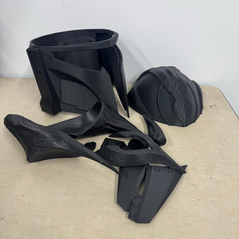 Puede incluir: Un conjunto de piezas de casco de pl&aacute;stico negro para cosplay o elaboraci&oacute;n de disfraces. Las piezas est&aacute;n hechas de pl&aacute;stico texturizado y est&aacute;n listas para ensamblarse.