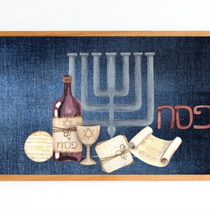 Peut inclure: Une illustration aquarelle d'une assiette de Séder de Pessah avec une bouteille de vin, un verre de vin, du matzah, une menorah et un rouleau. Le texte "Pessah" est écrit en hébreu sur l'assiette.