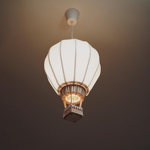 Decoratieve houten ballon plafondlamp, voor een kinderkamer, handgemaakt, als kraamcadeau, plafondverlichting