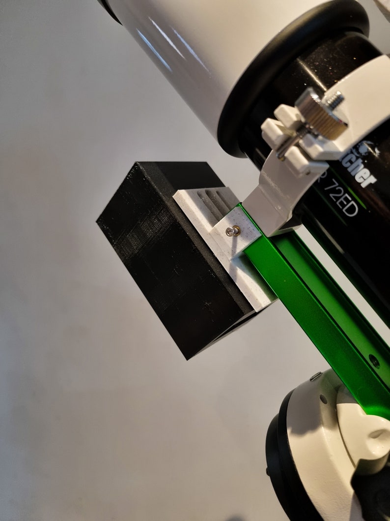 Pu&ograve; includere: Un telescopio bianco e nero con una montatura verde e bianca. Il telescopio &egrave; fissato a una base bianca e nera. Il telescopio ha un'etichetta bianca e nera che dice "72ED".