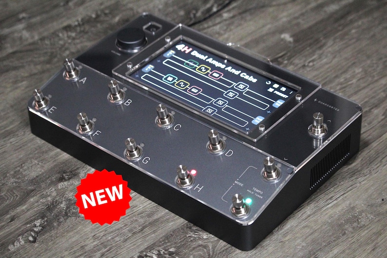 Puede incluir: Un pedal de efectos negro y plateado con una pantalla que muestra la configuraci&oacute;n. El pedal tiene m&uacute;ltiples interruptores de pie etiquetados de la A a la H, y el texto "4H Dual Amps And Cabs" es visible en la pantalla. Una pegatina roja "NUEVO" est&aacute; en la esquina.