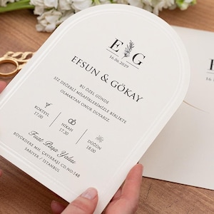Invito di nozze ad arco minimalista con elegante busta color crema, dettagli in perle e nomi personalizzati, set di inviti stampati semplici e moderni