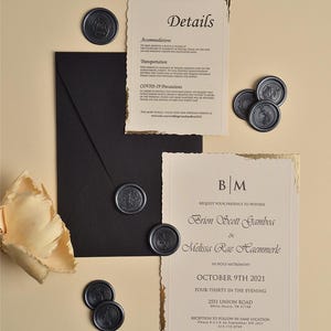 Conjunto de convites de casamento luxuosos em folha de ouro com envelope preto e lacre de cera - Cartão de detalhes de casamento elegante e personalizado