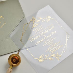 Hochzeitseinladungen aus Acryl mit Goldfolie, maßgeschneiderte elegante Hochzeitseinladungen, klares Acryl lädt ein mit khaki grünem Umschlag, einzigartig