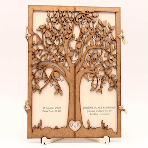 Personalisierte Hochzeitseinladung, Hochzeitseinladung, Laserschnittdetails aus Holz, elegante Hochzeitseinladung, personalisierter Button, Namensanhänger aus Holz