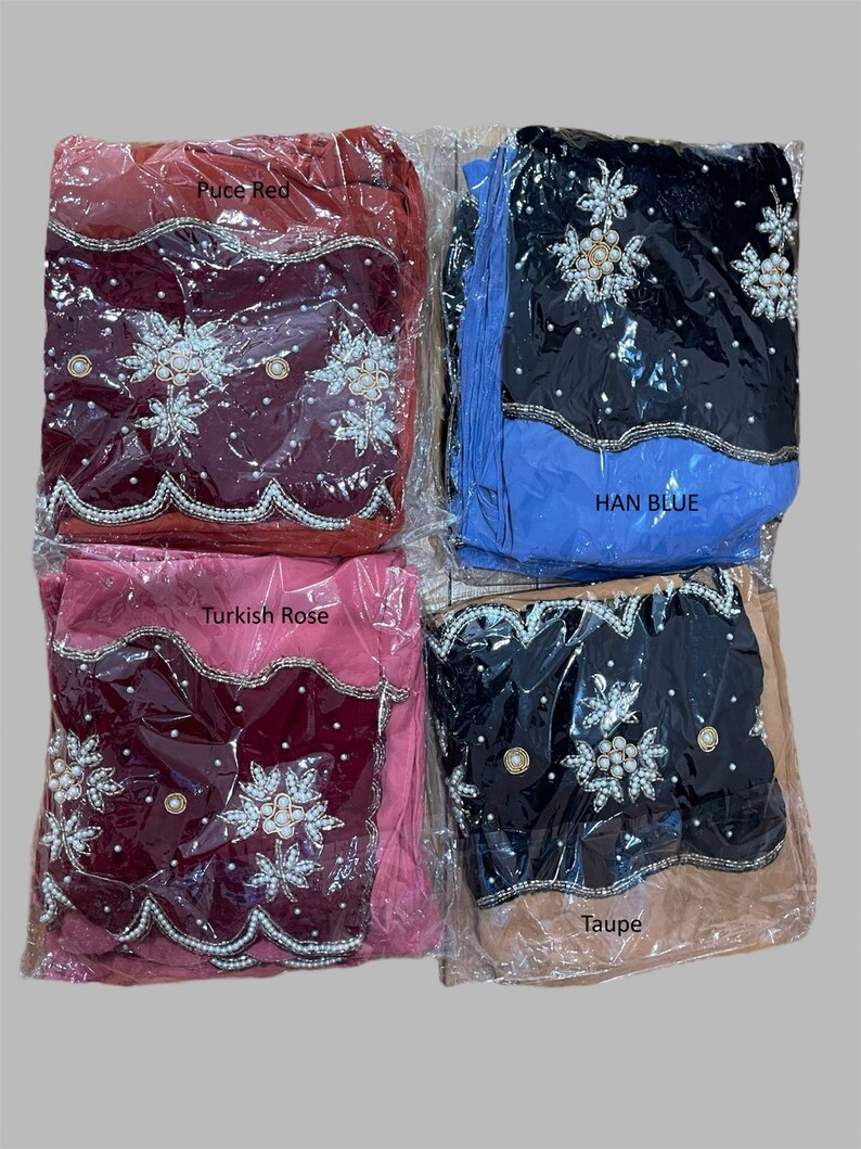 Puede incluir: Cuatro pa&ntilde;uelos de diferentes colores con bordados de perlas y flores. Los pa&ntilde;uelos est&aacute;n empaquetados en pl&aacute;stico y etiquetados con los colores "Pucce Red", "Han Blue", "Turkish Rose" y "Taupe".