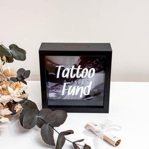 Tattoofonds || Spaarpot || cadeau || Besparingen || Muntenbank || Tatoeageliefhebber || je verdient het || zwarte schaduwdoos || spaarvarken aanpassen