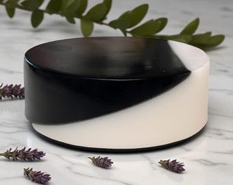 Saponetta antibatterica Tea Tree Lavender; realizzata con latte di capra e carbone attivo