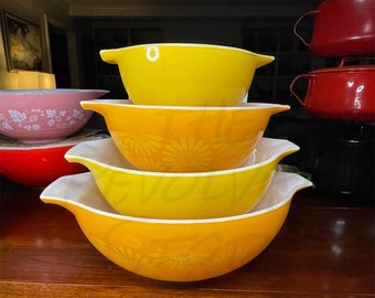 Vintage Pyrex Daisy Cinderella Mixing Bowl Set