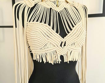 Witte luxe macraméset/elegante boho macramé-top- en schouderaccessoire/handgemaakte festivaloutfit/bruids macramékleding