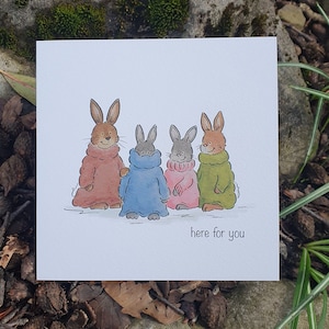 Hier für Sie Beileid Karte | emotionale Unterstützung Kaninchen | Verlust Kummer | Kaninchen in Pullovern | Luxus Recycled | denke an Dich | Herzliches Beileid