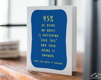 Puede incluir: Una tarjeta de felicitación blanca con una forma azul irregular que contiene texto amarillo que dice: "El 95% de ser adulto es murmurar 'fuck this' y luego hacerlo de todos modos. Buen trabajo haciéndolo de todos modos."