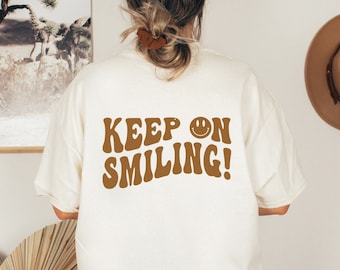 Sigue sonriendo camiseta de gran tamaño, palabras en la camiseta trasera, camiseta con cara sonriente, camiseta con cara feliz, camiseta con refranes positivos, camiseta estética de moda