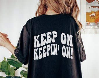 COMFORT COLORS Keep On Keepin' On Oversized Tee shirt, Retro Positive Words on Back, Vsco Girl Clothes Tshirt, Vintage Happy Face tumblr tee