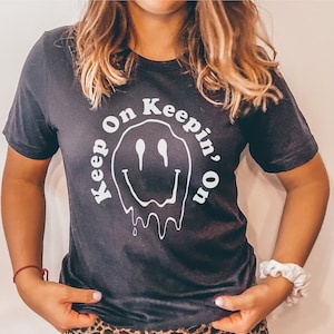 Keep On Keepin&#39; on TShirt, Melting Smile face shirt cadeau, Trippy Happy Face Shirt, Retro Oversized t-shirt, positieve grappige T-shirts jaren 70
