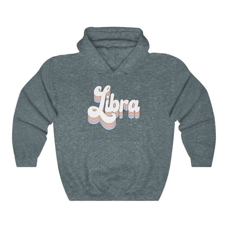 K&ouml;nnte beinhalten: Ein dunkelblauer Kapuzenpullover mit einer wei&szlig;en Retro-Grafik, auf der "Libra" in Regenbogenfarben steht.