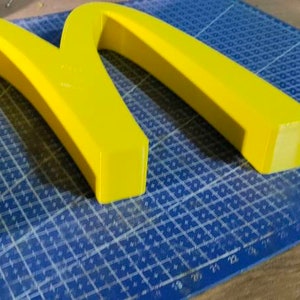 McDonalds, letter M-bord, plus cadeau van een McDonald's-sleutelhanger