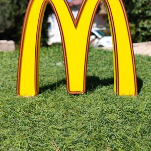 マクドナルドのポスター装飾。マクドナルドのキーホルダーをプレゼントする